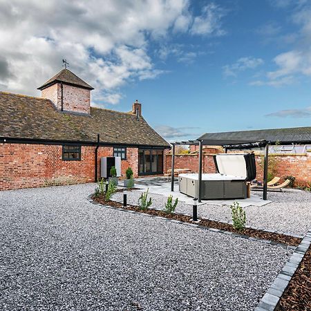 Pigeon House - Unique Barn With Private Garden, Hot Tub And Wood Burner Shrewsbury Exterior foto