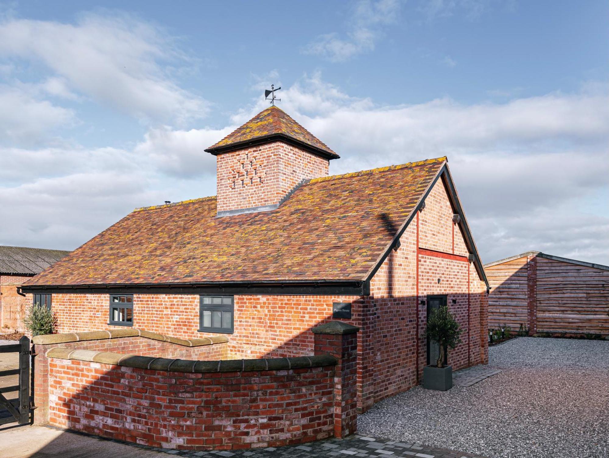 Pigeon House - Unique Barn With Private Garden, Hot Tub And Wood Burner Shrewsbury Exterior foto